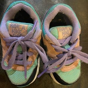 Toddler girls Nike Air shoes Size 6C